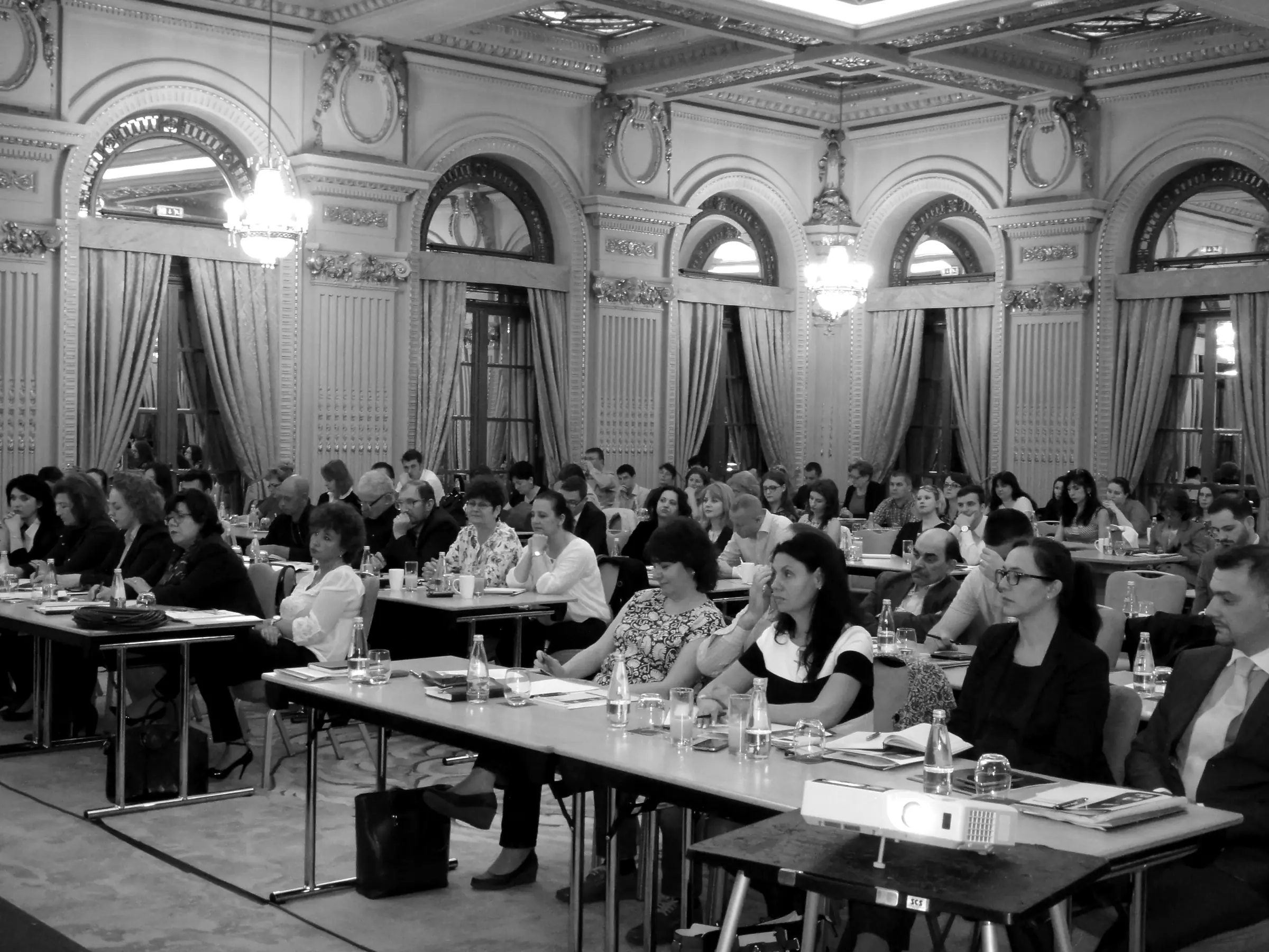 Sala Le Diplomate în alb-negru, cu participanții așezați la mese lungi, la Conferința Națională ATC Training